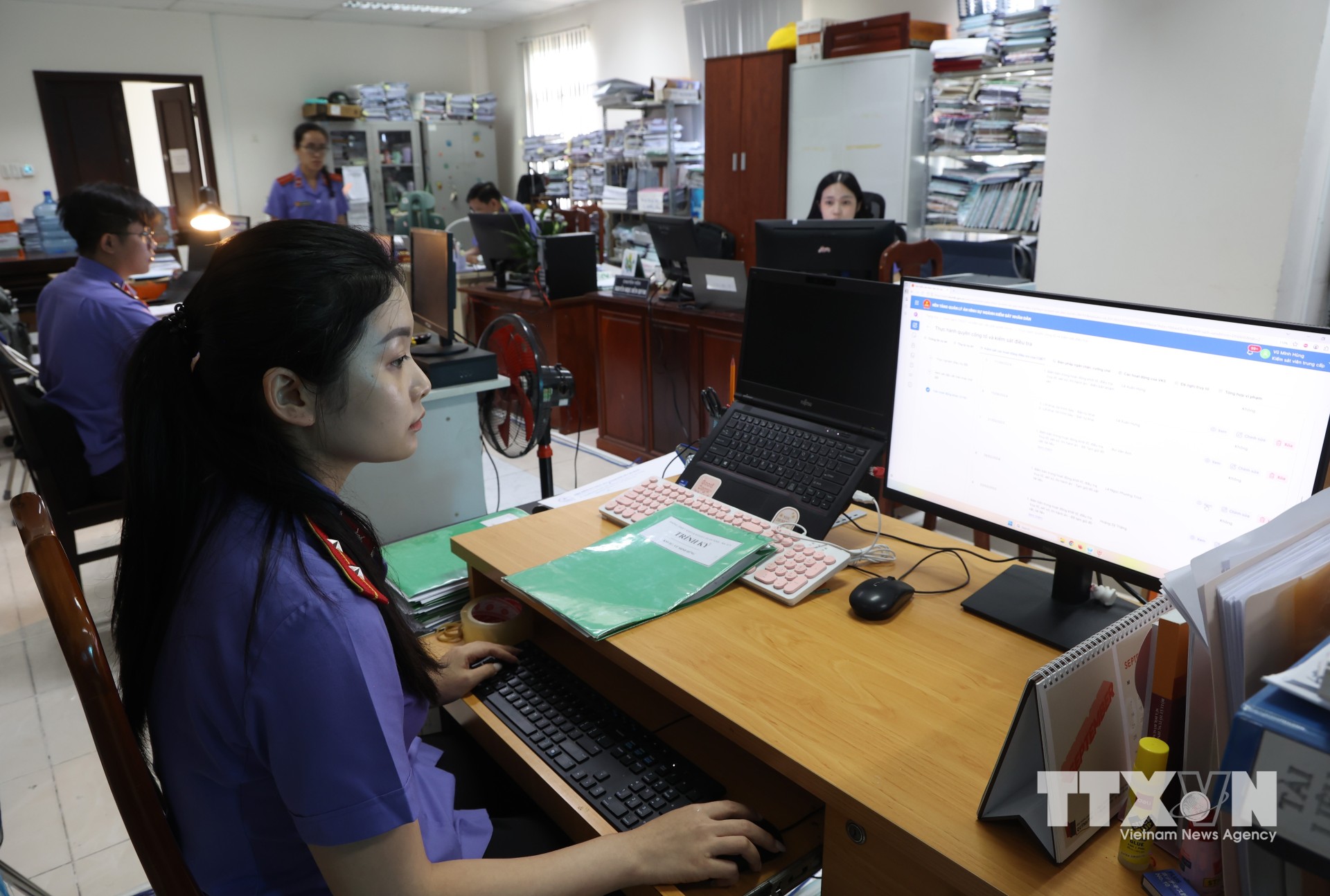 Các tài liệu, hồ sơ của vụ án được triển khai theo dạng hồ sơ điện tử giúp công tác điều tra vụ án được nhanh chóng, thuận tiện trong việc phân tích vụ án. (Ảnh: Hồng Đạt/TTXVN)